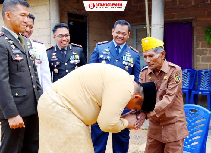 Bupati Bintan, Roby Kurniawan saat salam penghormatan kepada salah satu veteran
